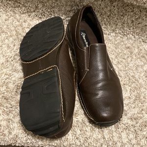 Bare Traps  women slide on flat brown shoes size 8.5